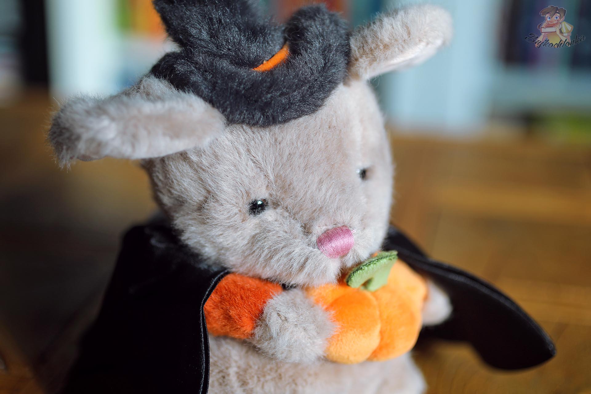 Pluszowa myszka Halloween Mousy marki Bukowski Design w czarnym kapeluszu czarownicy, z peleryną i dynią.