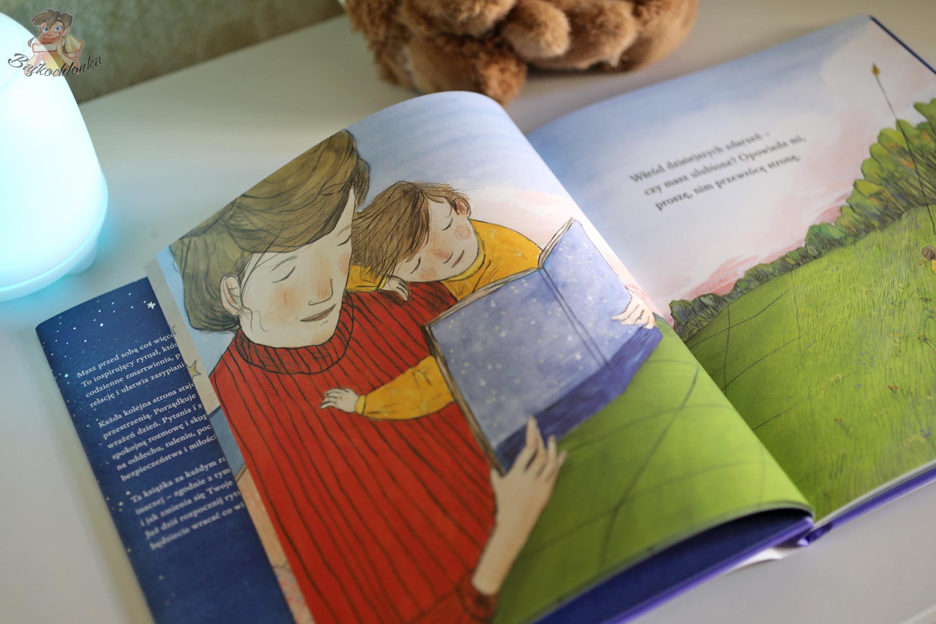 Ilustracja Inbar Heller Algazi z książki Nim powiesz dobranoc – mama przytula syna podczas wspólnego czytania książki