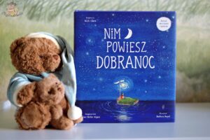 Nim powiesz dobranoc M.H. Clark – niebieska okładka książki dla dzieci o bliskości i wyciszeniu przed snem, obok pluszowy miś