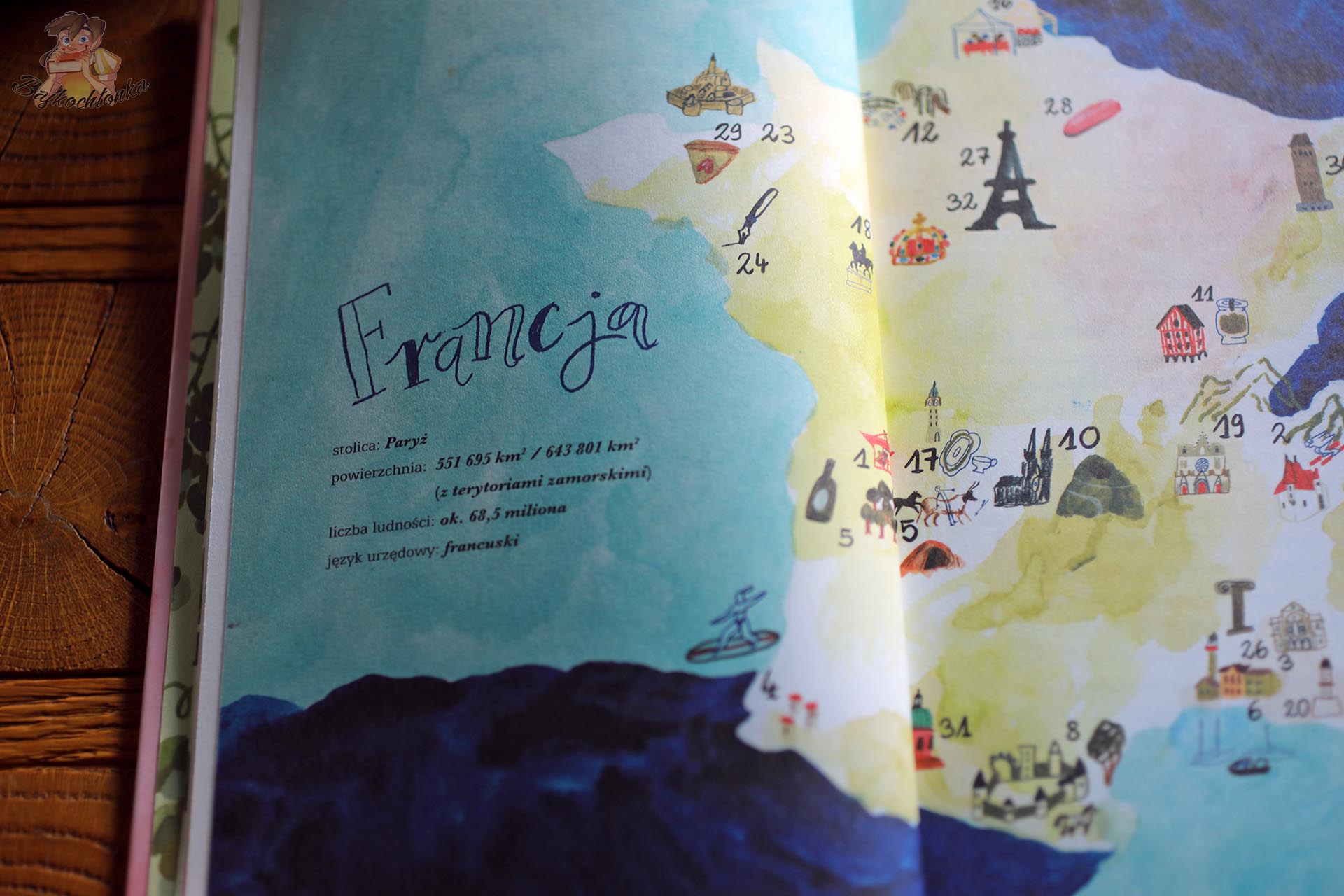 Ilustrowana mapa Francji z wieżą Eiffla i zabytkami w książce Oh la la! Francja dla dociekliwych