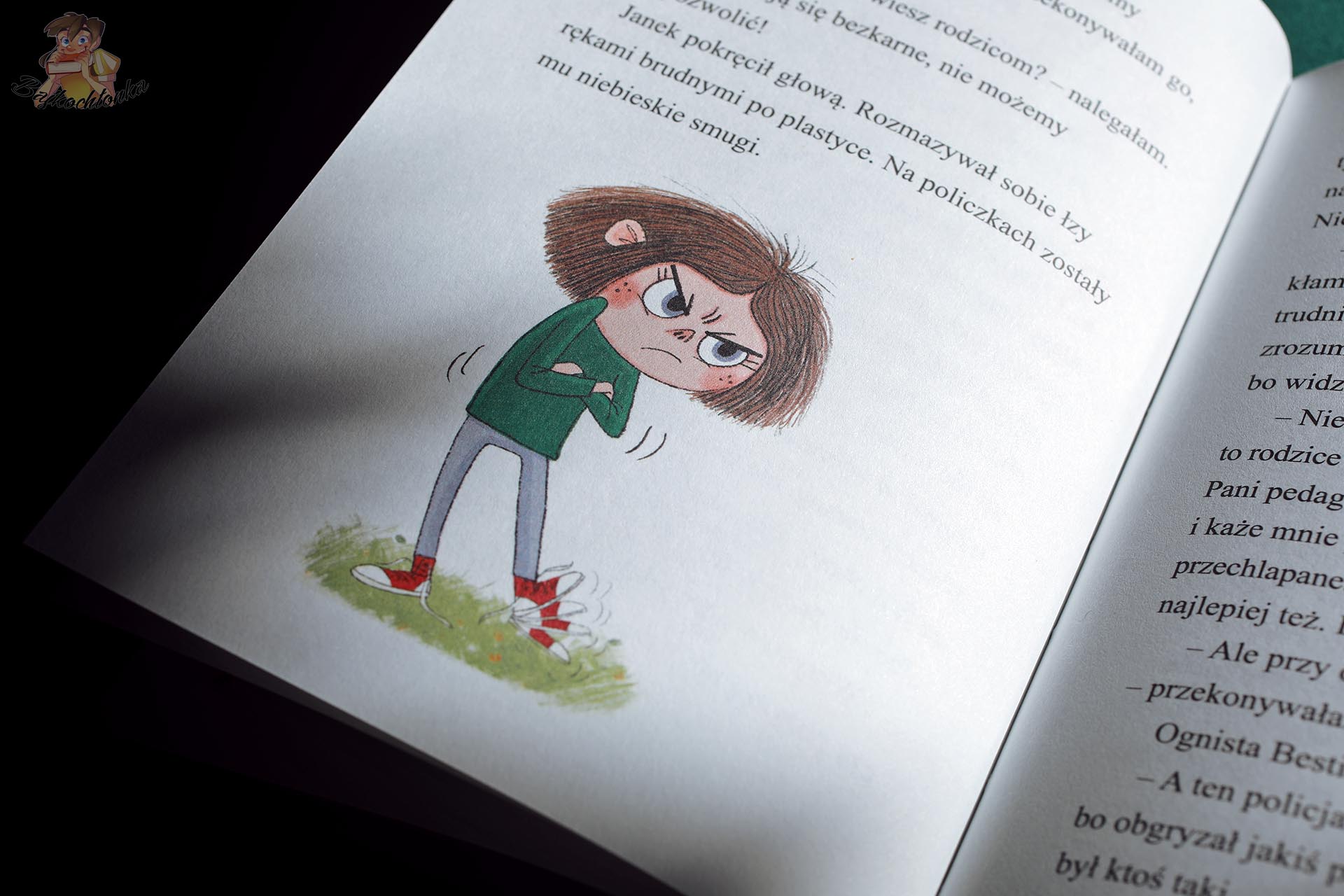 Ilustracja Kasi Cerazy przedstawiająca zdenerwowanego chłopca ze skrzyżowanymi rękami, zamieszczona na stronie książki Potyczki z Arcymagiem.
