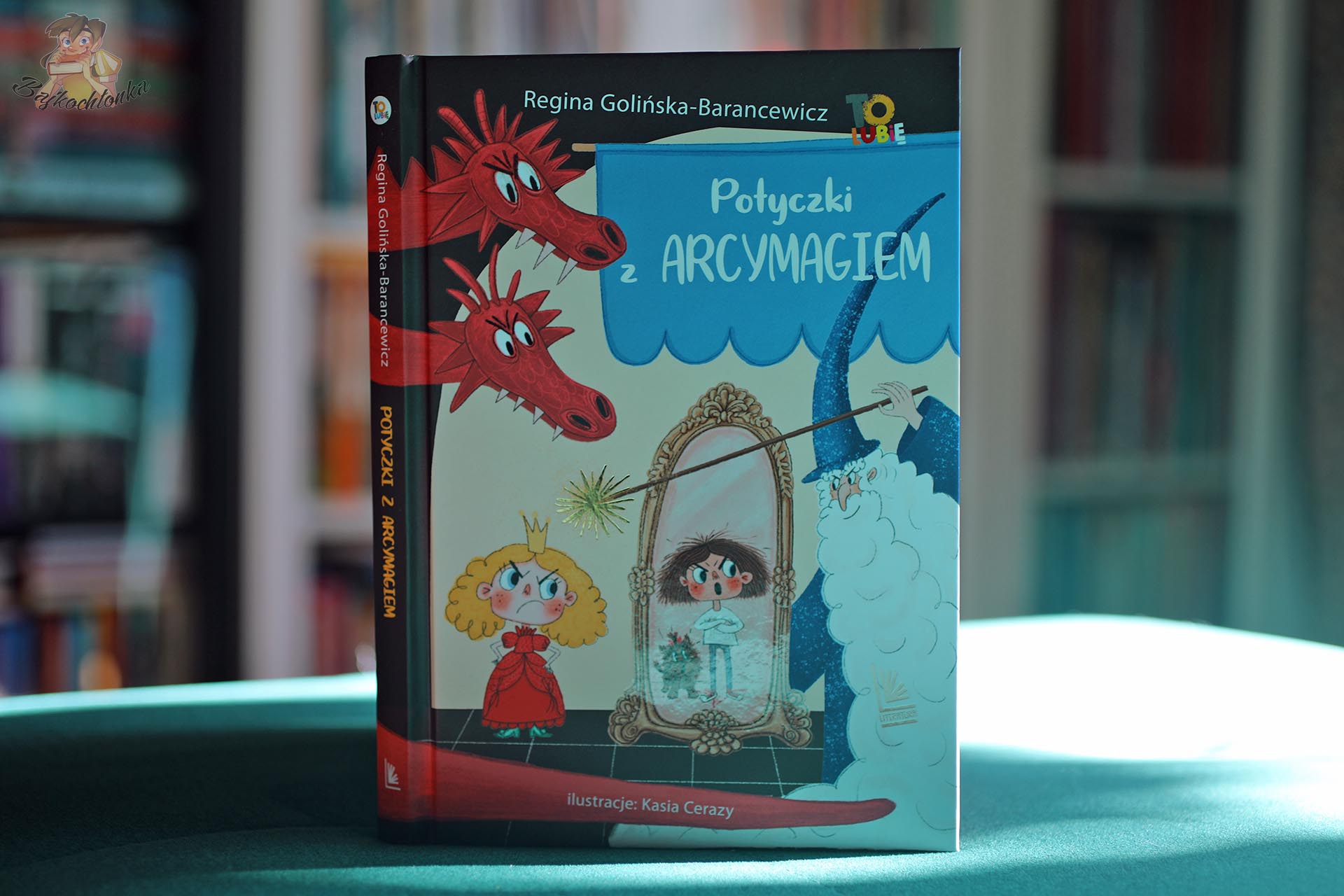 Okładka książki Potyczki z Arcymagiem Reginy Golińskiej-Barancewicz z ilustracjami Kasi Cerazy, przedstawiająca królewnę, smoka i Arcymaga.
