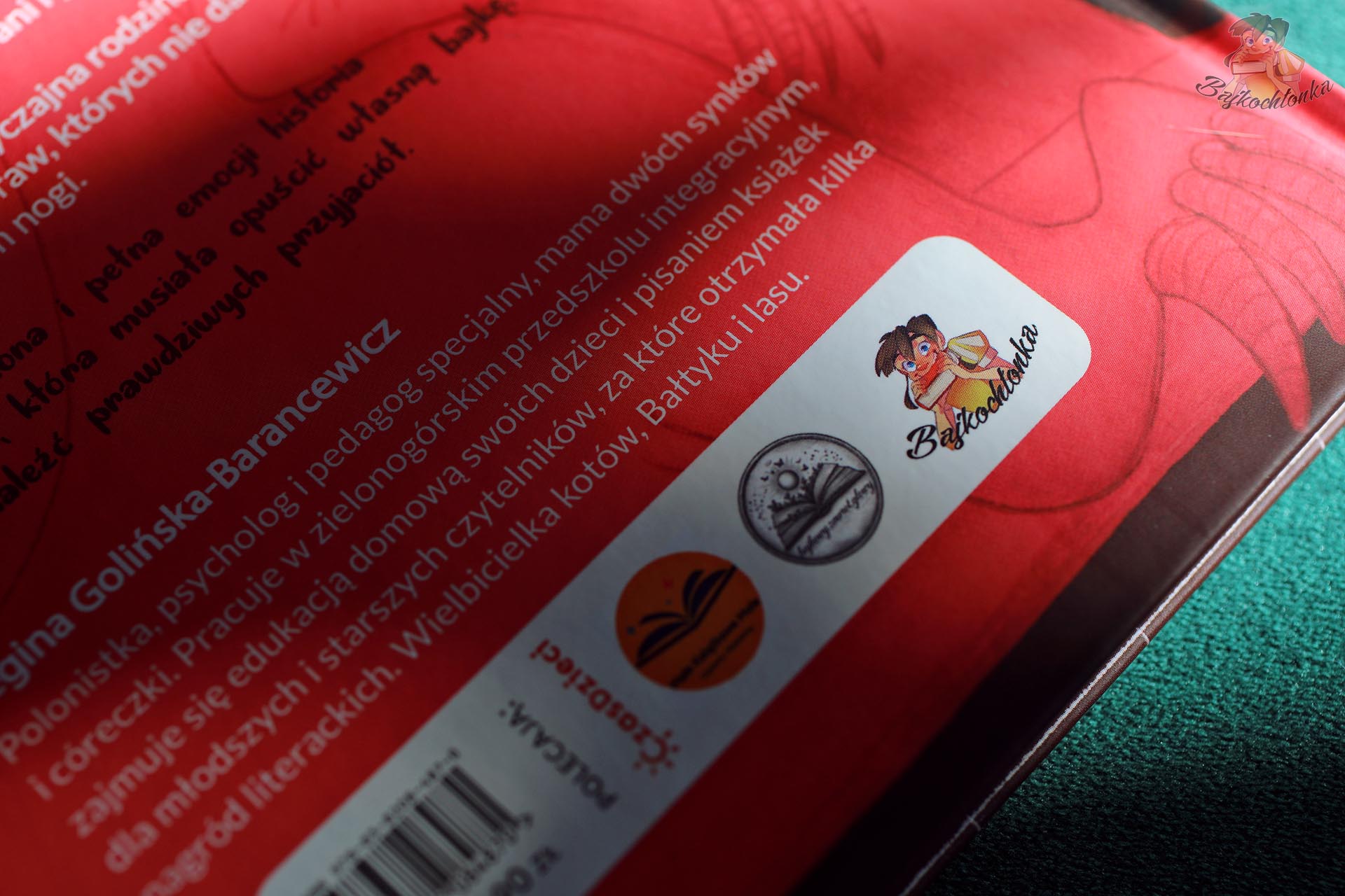 Zbliżenie na tylną okładkę książki Potyczki z Arcymagiem z logotypem patrona medialnego Bajkochłonka.