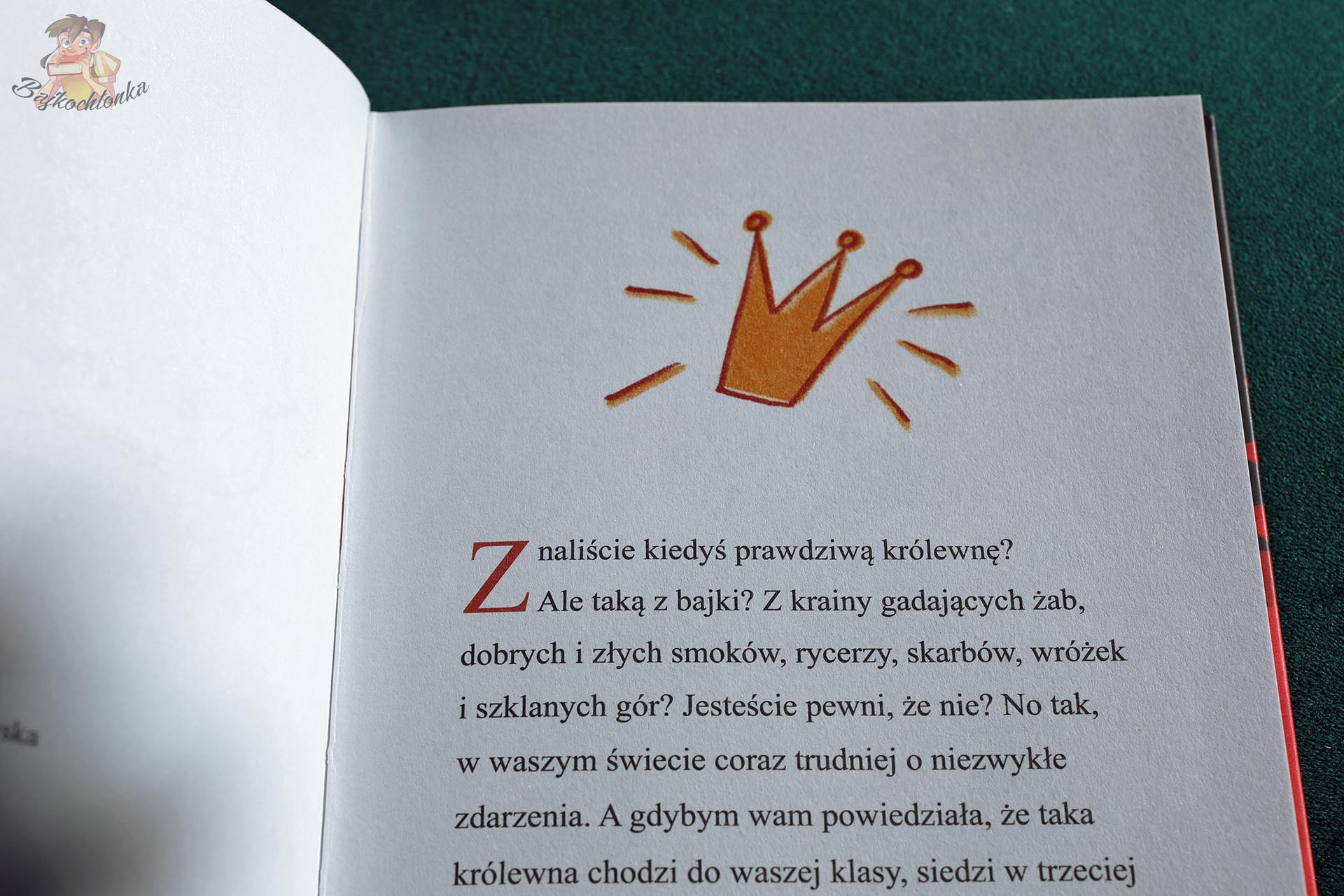 Pierwsza strona książki Potyczki z Arcymagiem z rysunkiem złotej korony oraz tekstem wprowadzającym do baśniowej historii.