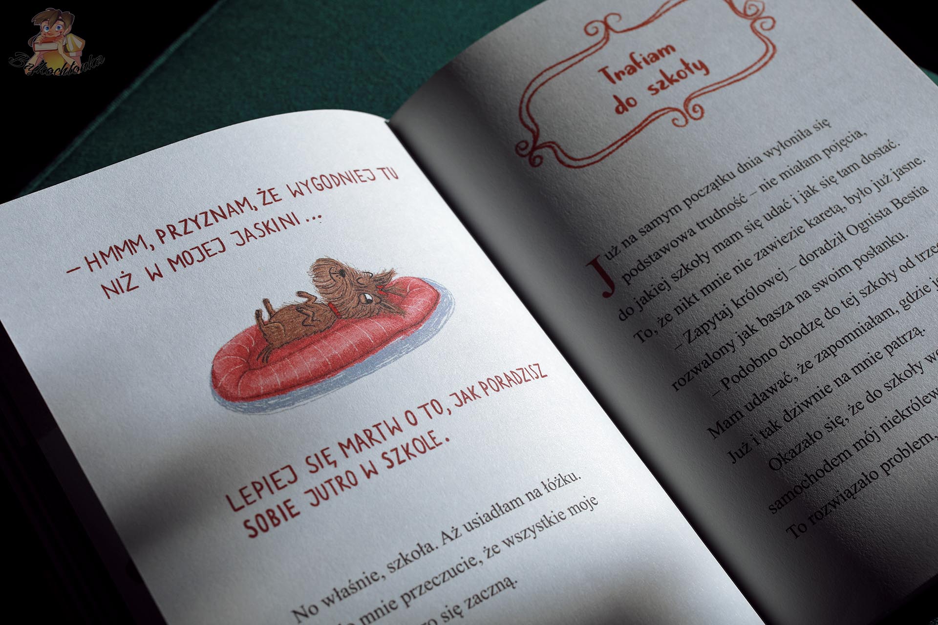 Ilustracja małego psa Pusi odpoczywającego na czerwonym legowisku w książce Potyczki z Arcymagiem, obok początek rozdziału Trafiam do szkoły.