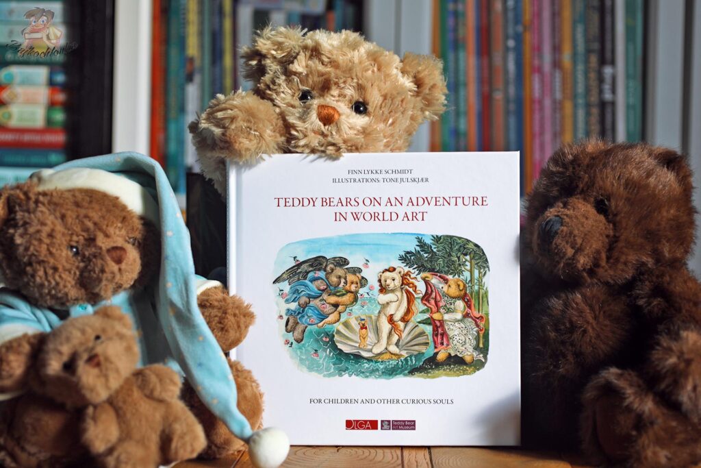 Książka Teddy Bears on an Adventure in World Art w otoczeniu pluszowych misiów Bukowski Design.
